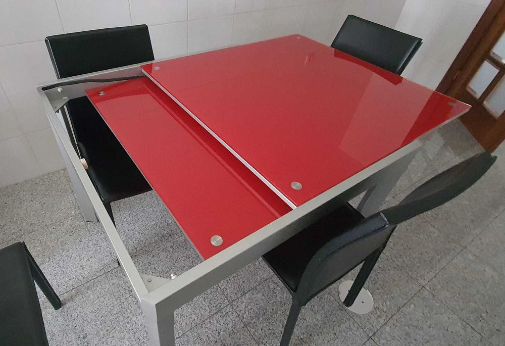 Mesa cozinha em vidro temperado vermelha + 4cadeiras pretas