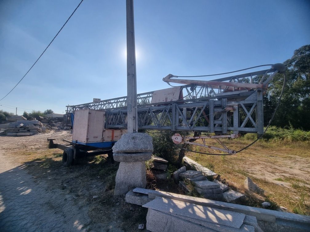 Grua auto montante