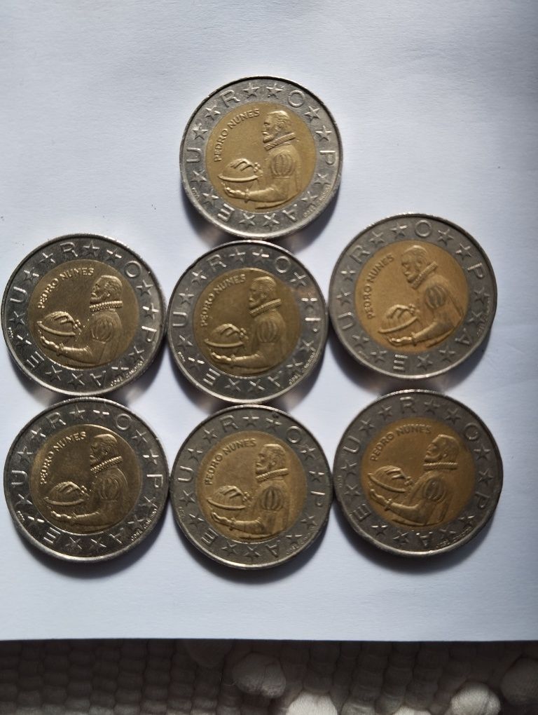 Várias moedas de 100 escudos