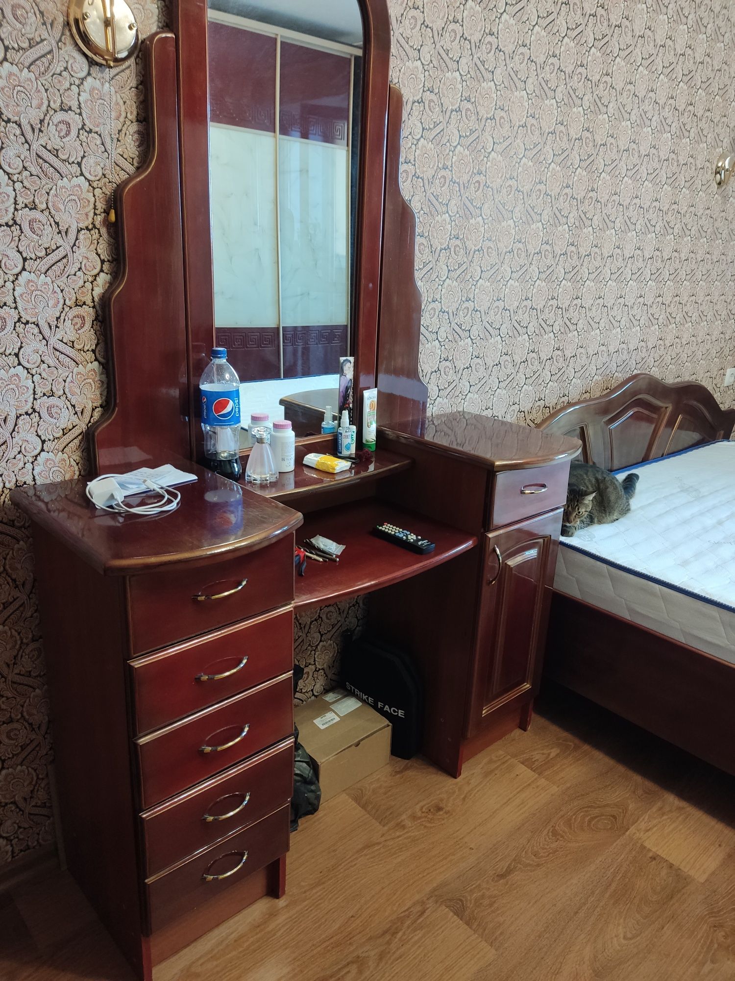 Кровать, тумба, зеркало з тумбами