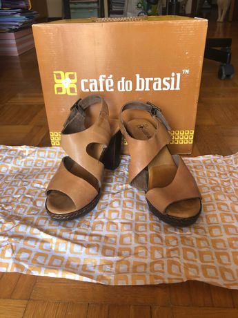 Sandálias em pele camel - Café do Brasil