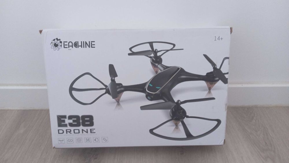 Descrição: Drone, botas de motociclista, capacetes.