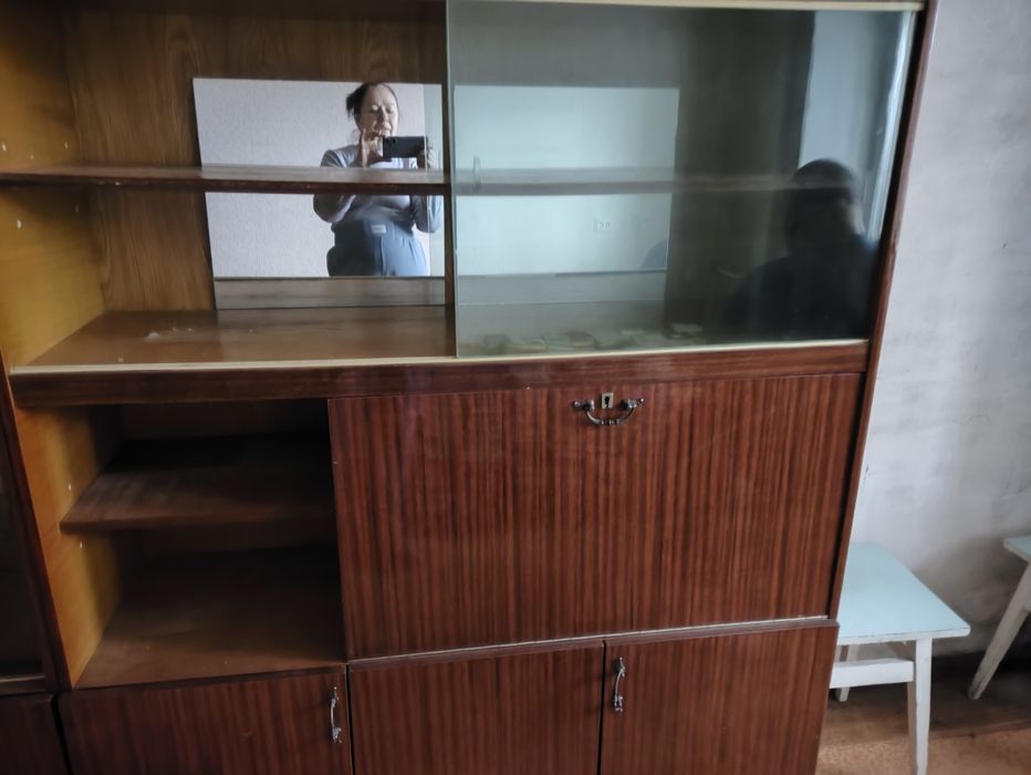 Продам 2 серванта и книжный шкаф