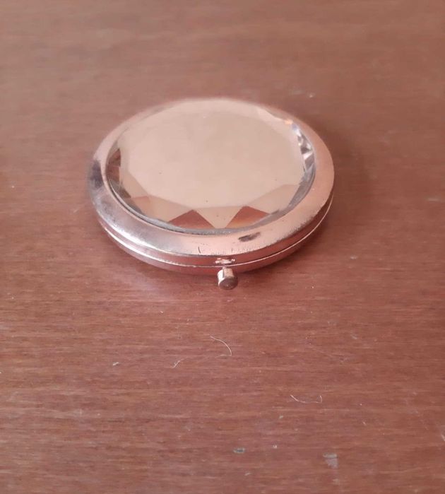 Lusterko kompaktowe okrągłe w kolorze różowego złota