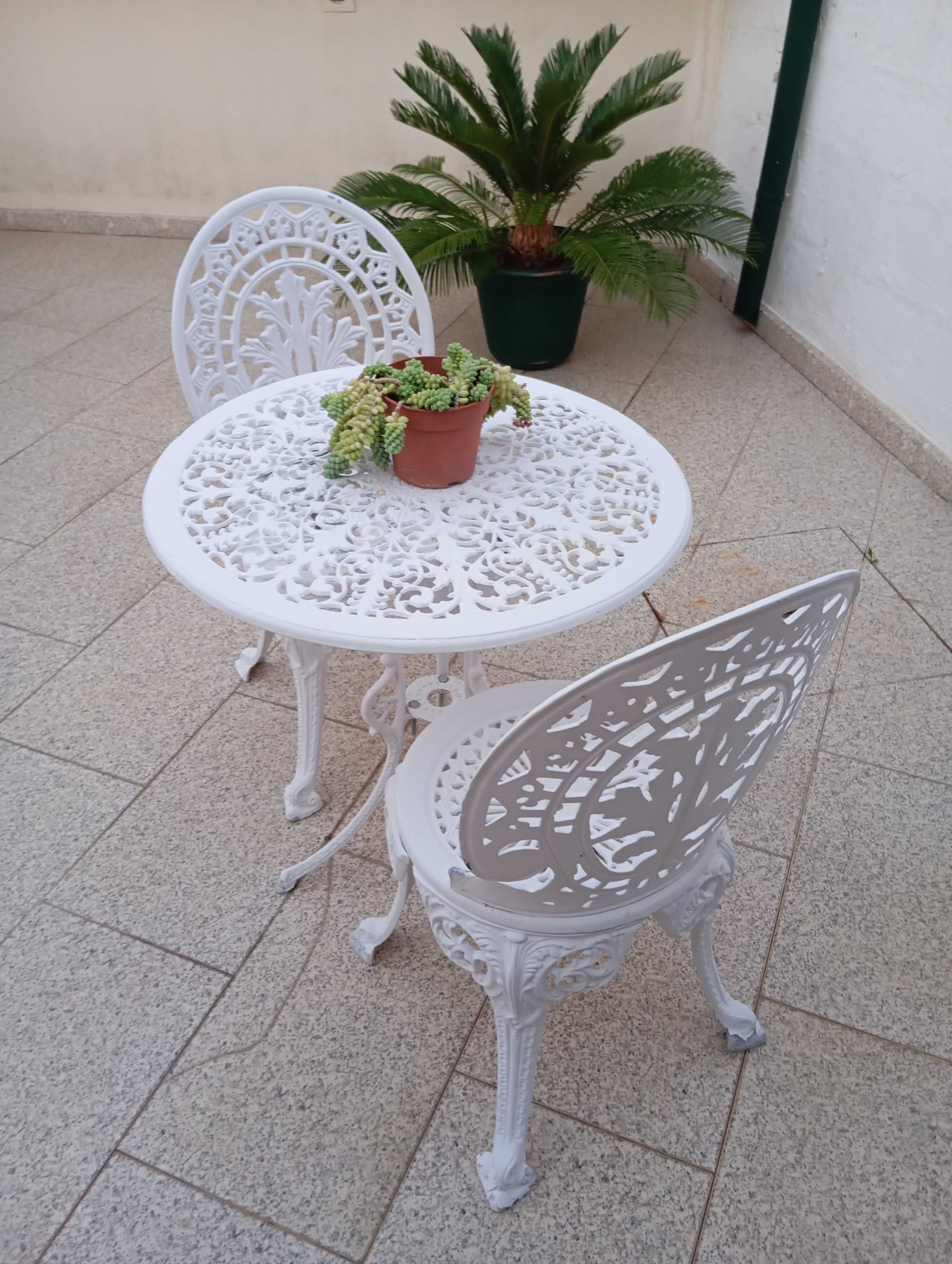 Mesa de jardim em ferro