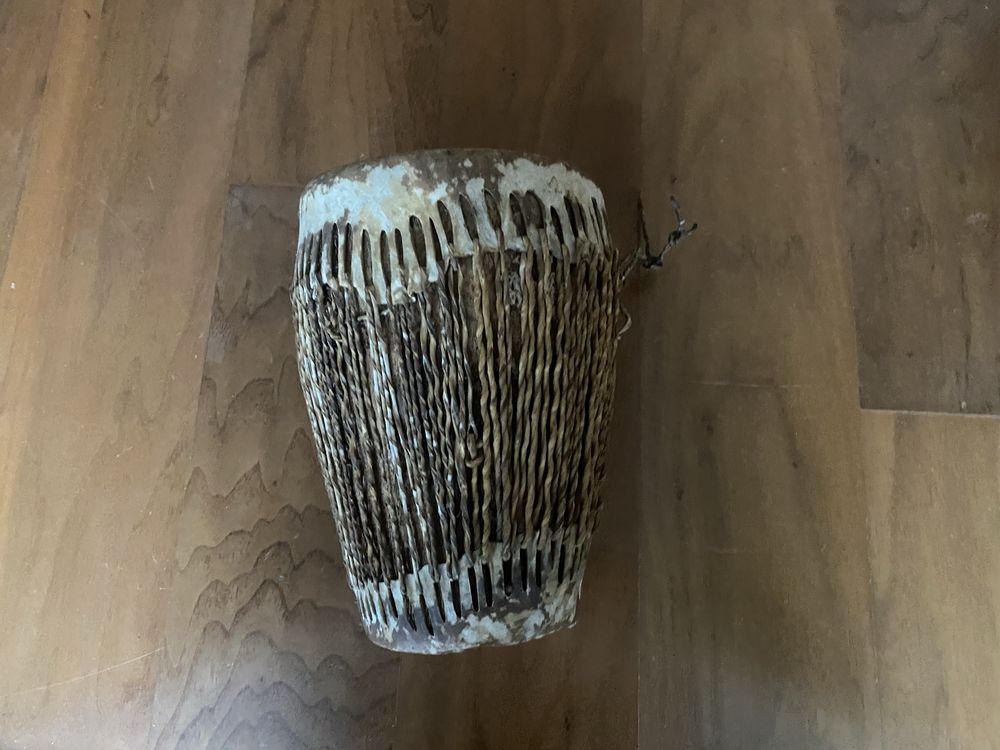 Jambé africano em pele