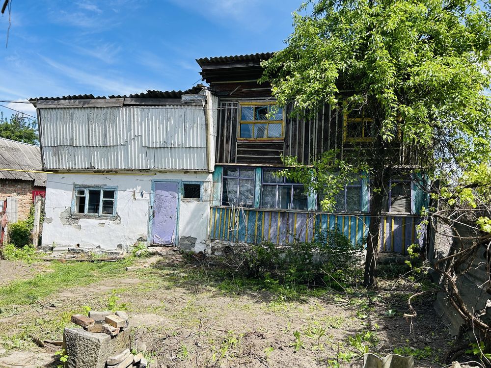 Продаж частини будинку в гарному місці під ремонт