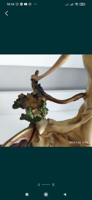 Estatueta senhora na bicicleta