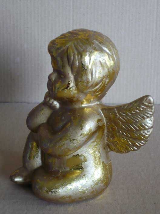 Anjo dourado de barro