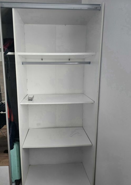 duża szafa z przesuwnymi drzwiami