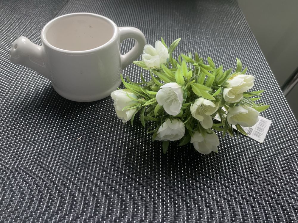 Ceramiczna konewka z bukietem białych kwiatów
