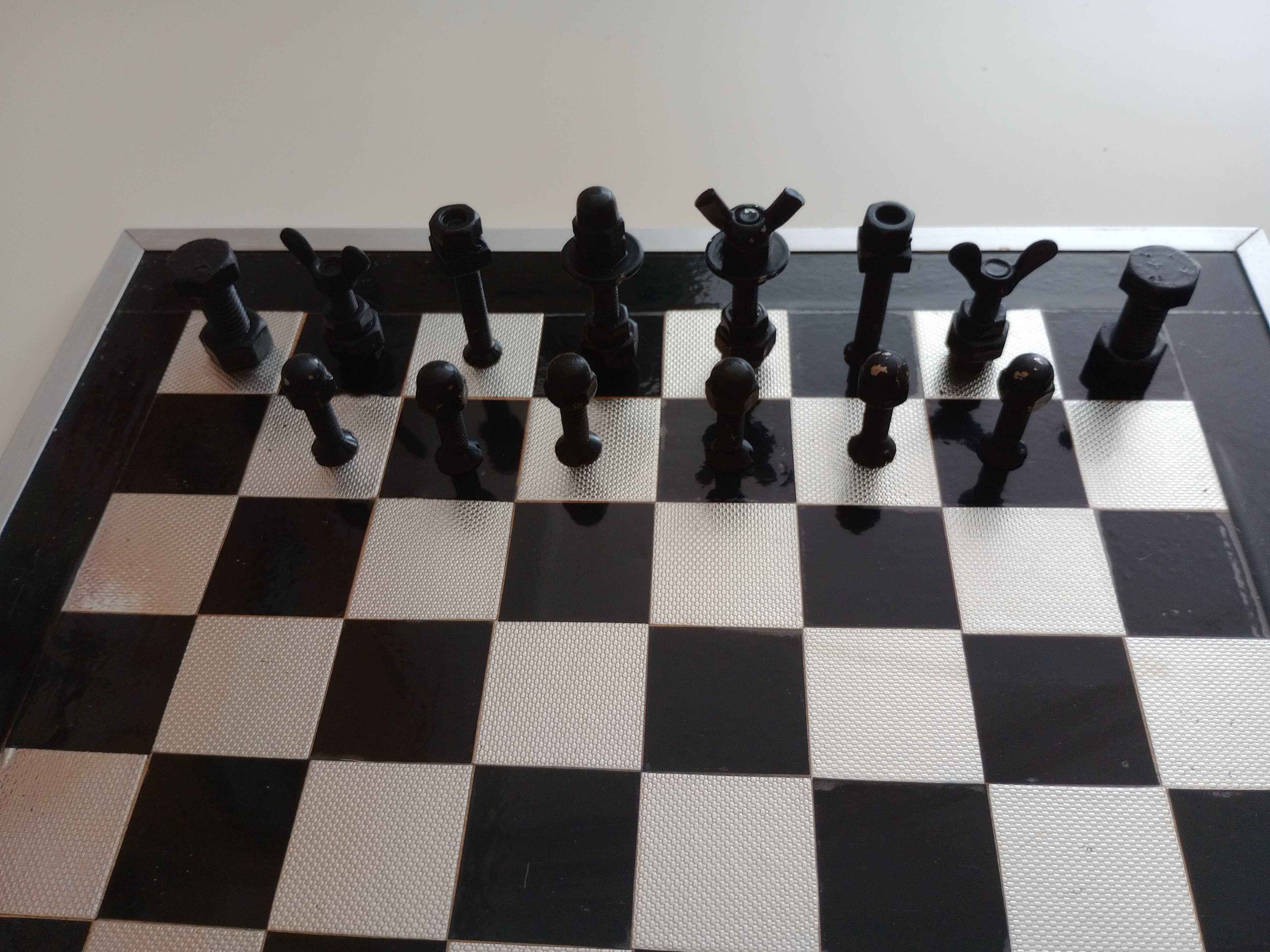 Tabuleiro de xadrez em parafusos