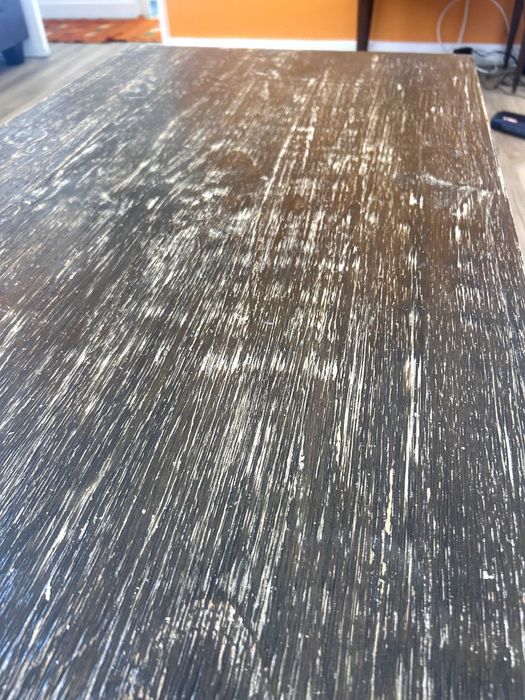 Mesa de centro artística – madeira preto e branco com pés de aço