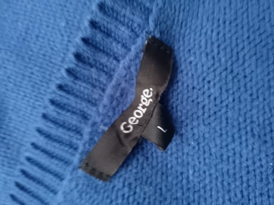 Długi niebieski sweter z reniferem