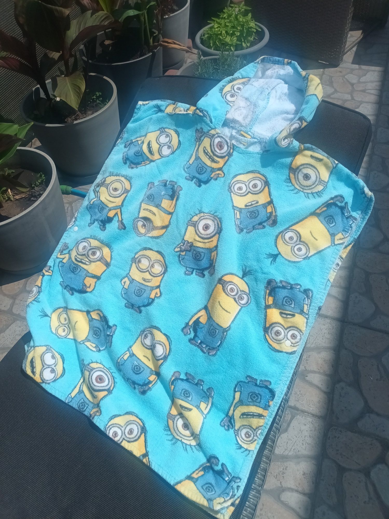 Pelerynka r. 128-134 Minionki Smyk mało używana