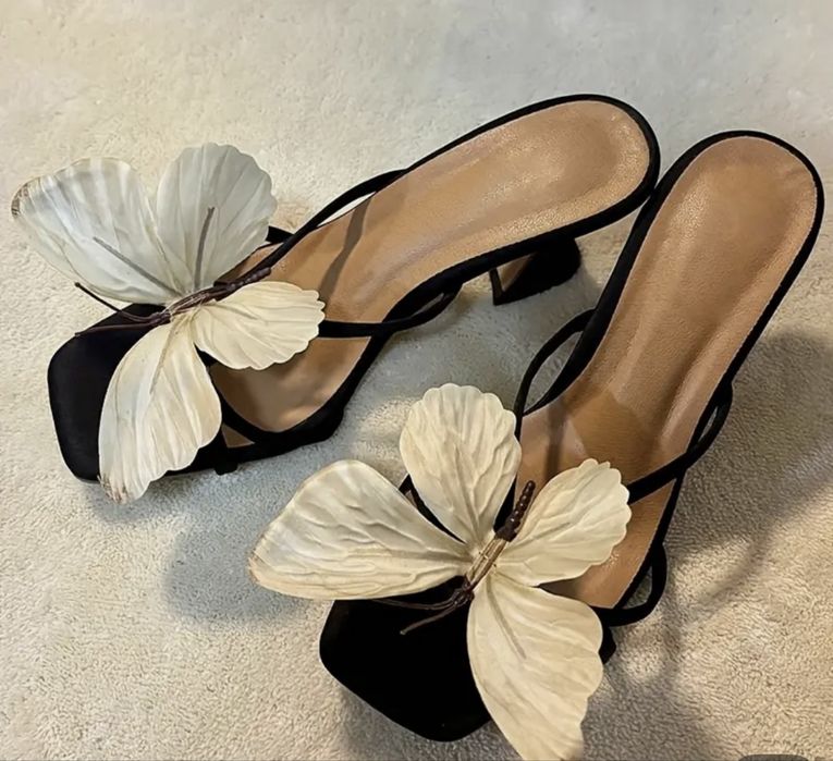 Стильні чорні жіночі босоніжки. Босоніжки з метеликом.