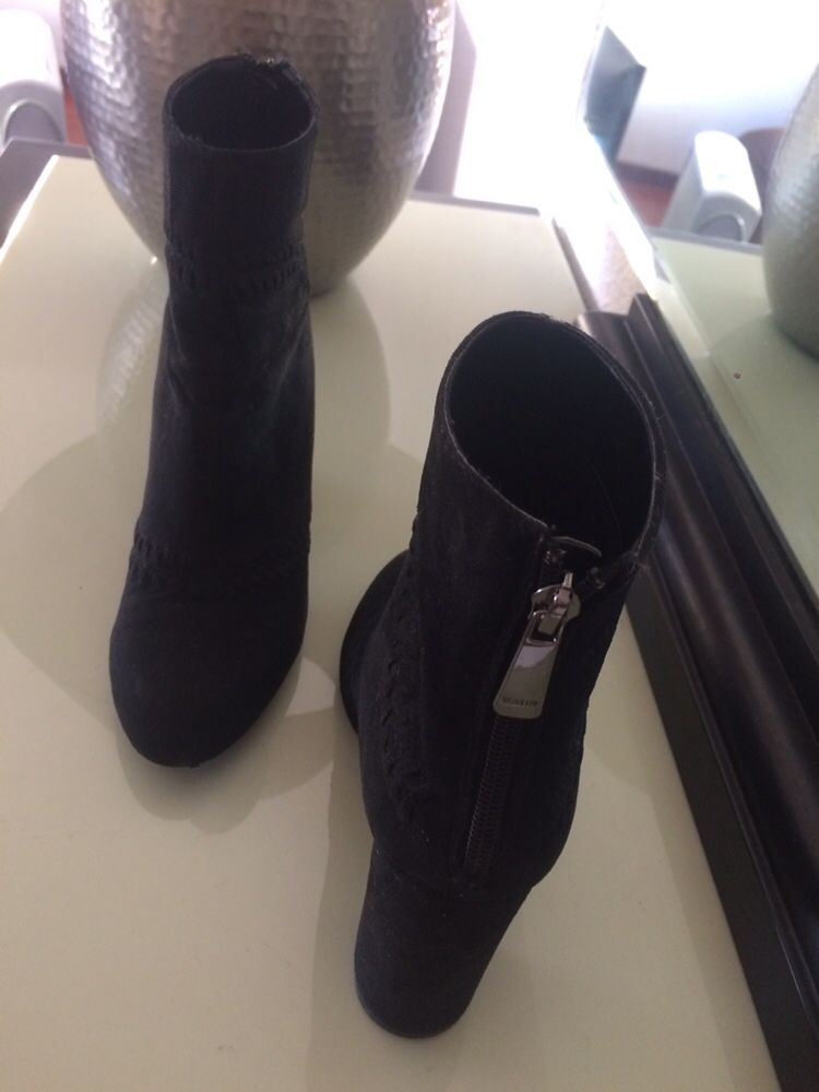 Botins camurça modernos e elegantes