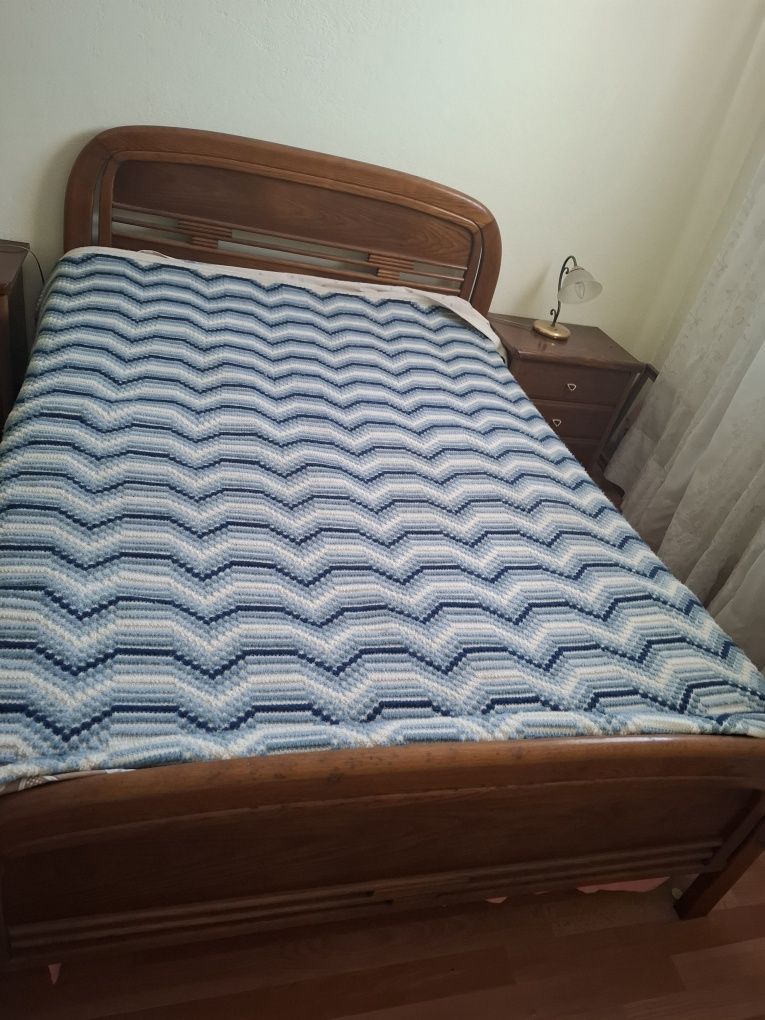 Cama com colchão e mesas de cabeceira