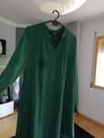Vestido verde escuro com mangas transparentes