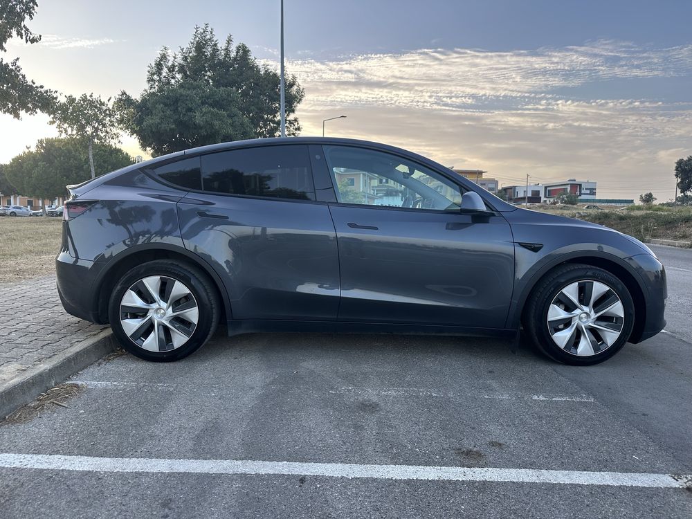 TESLA MODEL Y LONG RANGE DUAL MOTOR AWD( 45 mil kms )