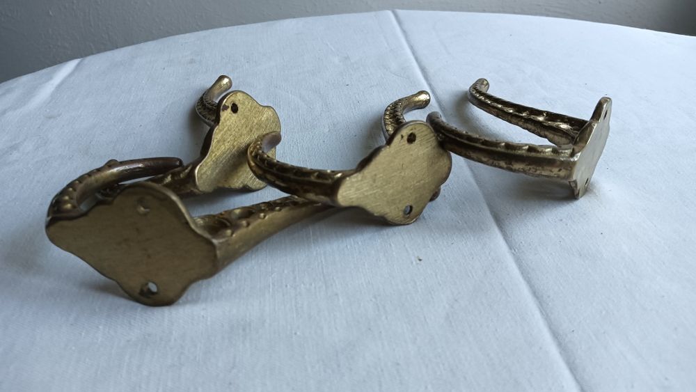 Stare dekoracyjne wieszaczki z mosiądzu.