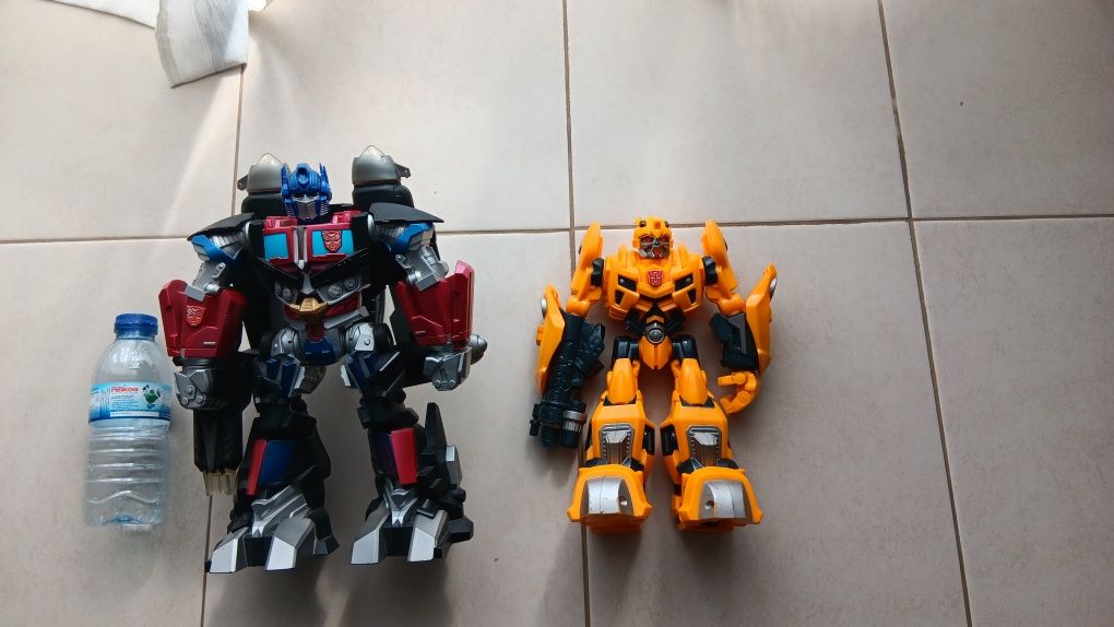 Dois bonecos robôs transformers