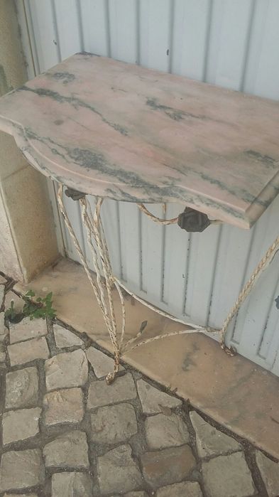 Mesinha antiga em ferro.
