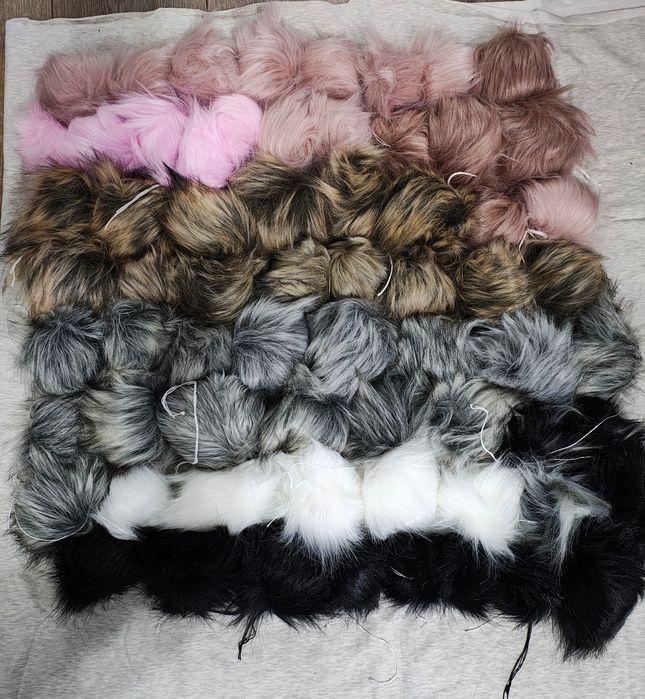 Pompony do czapek 66 szt.