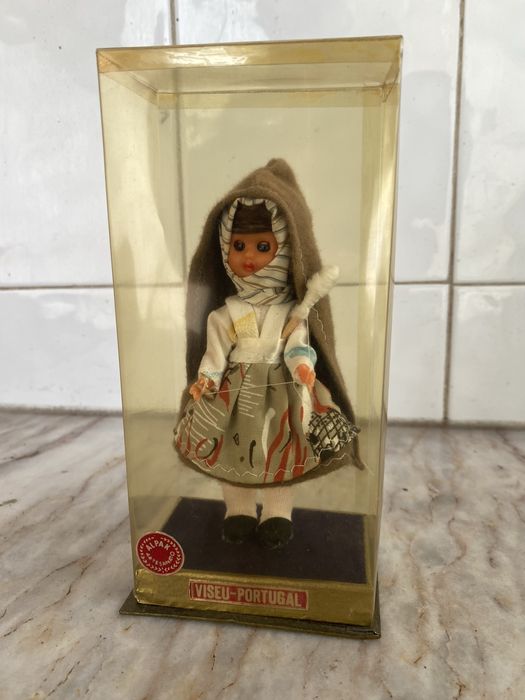 Boneca com traje típico de Viseu