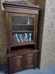 Stara biblioteczka secesyjna