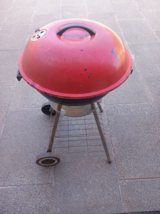 Grelhador a carvão com cobertura