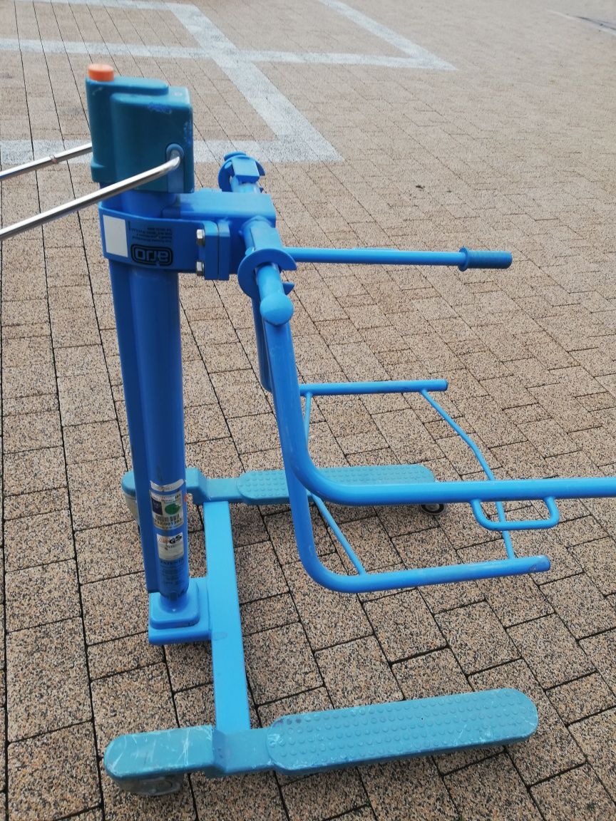 Starocie stary wózek inwalicki z podnośnikiem hydraulicznym