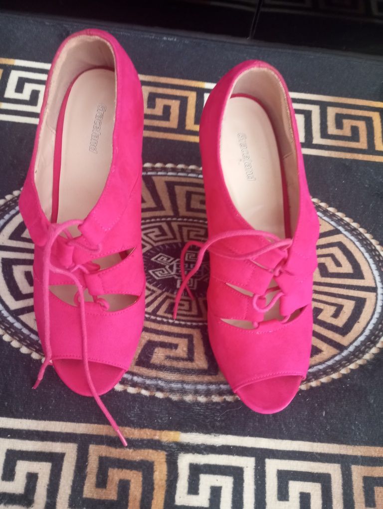 Fajne buty na obcasie platforma r38 fuksja