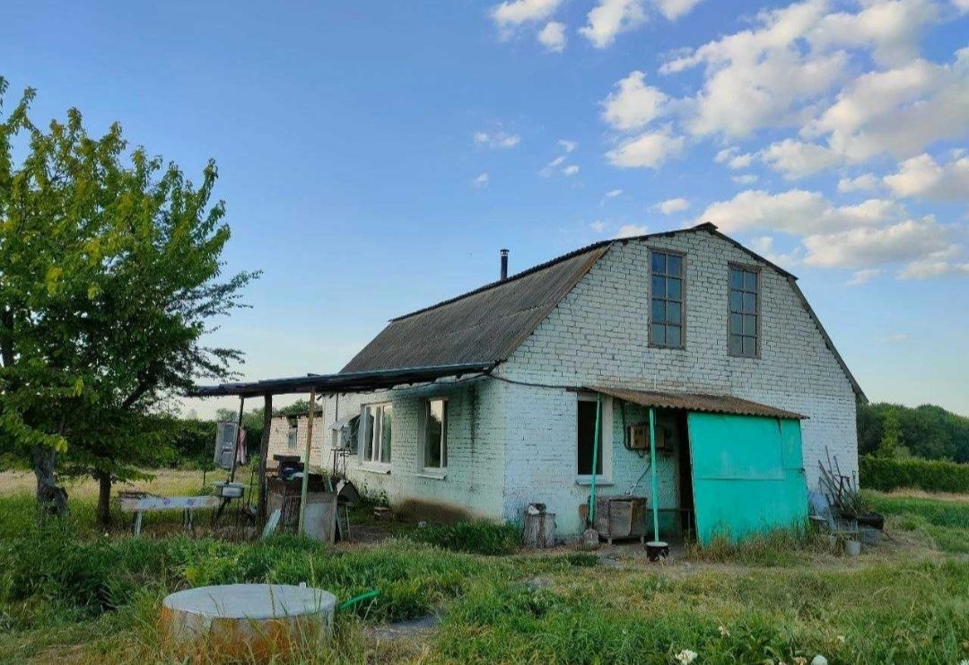 Продається будинок на березі річки.