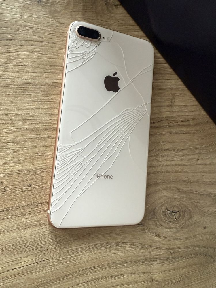 iPhone 8 Plus uszkodzony