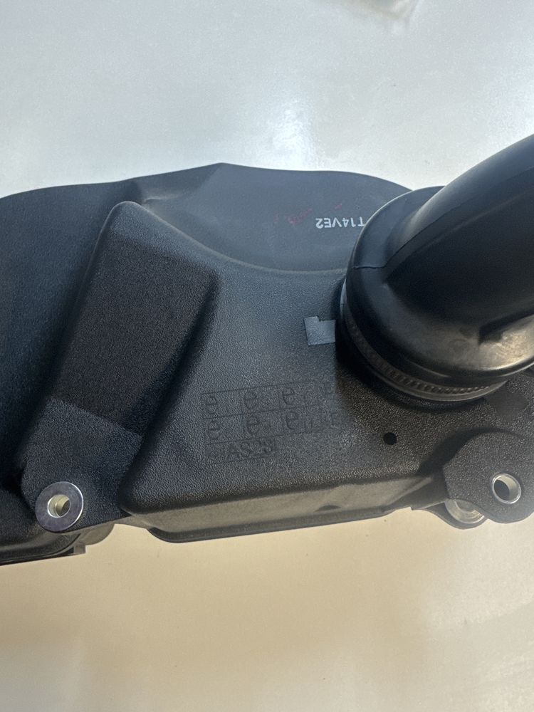 Obudowa  osłona filtra powietrza piaggio vespa gts 300 z gumami F 13