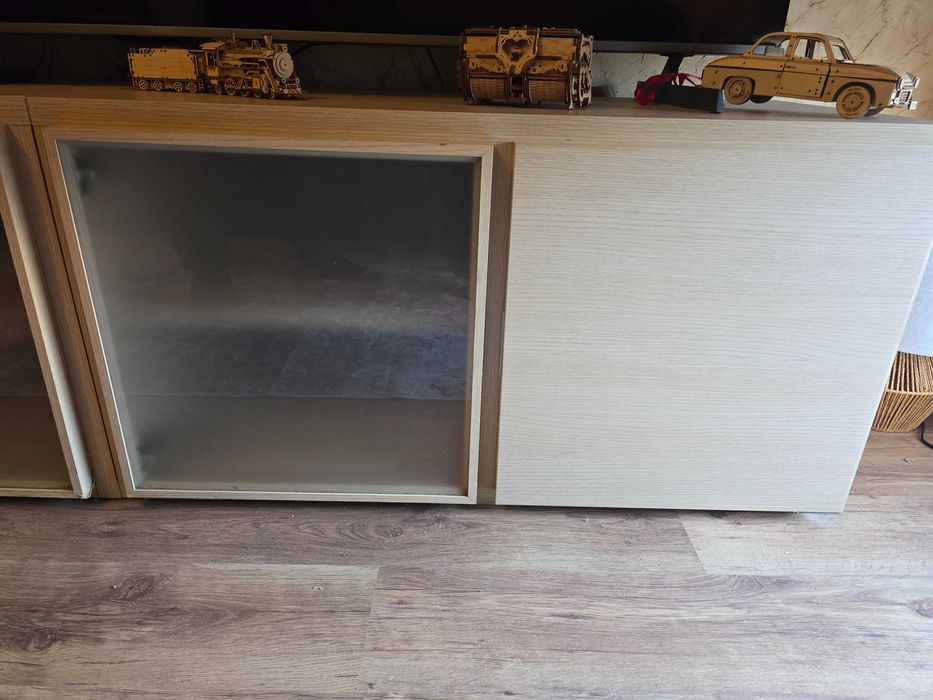 Szafki pod TV oddam za darmo.