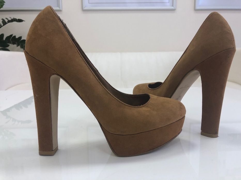 River Island czółenka beżowe nude karmelowe koturn słupek zamsz 38