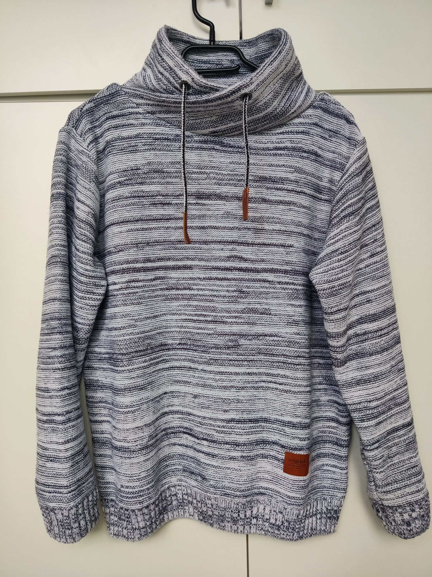 elegancki męski sweter z golfem