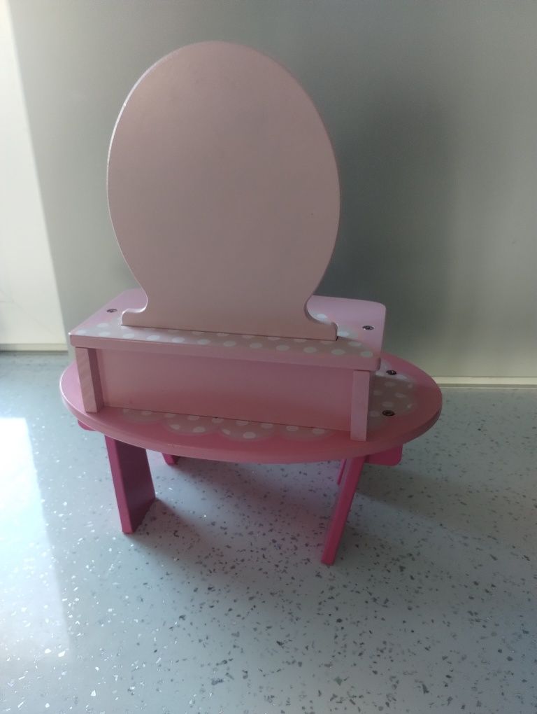 Śliczna drewniana toaletka dla dziewczynki