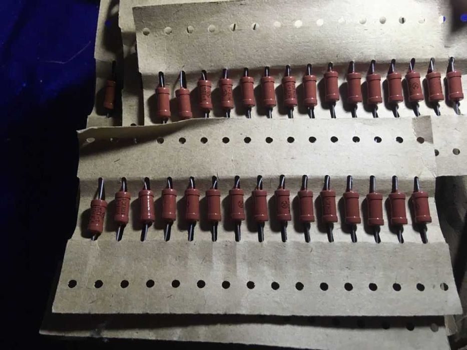 Упаковка - Резисторы МЛТ-1 Номинал 10 кОм  ( 300 штук)