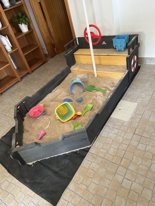 Caixa areia forma barco pirata