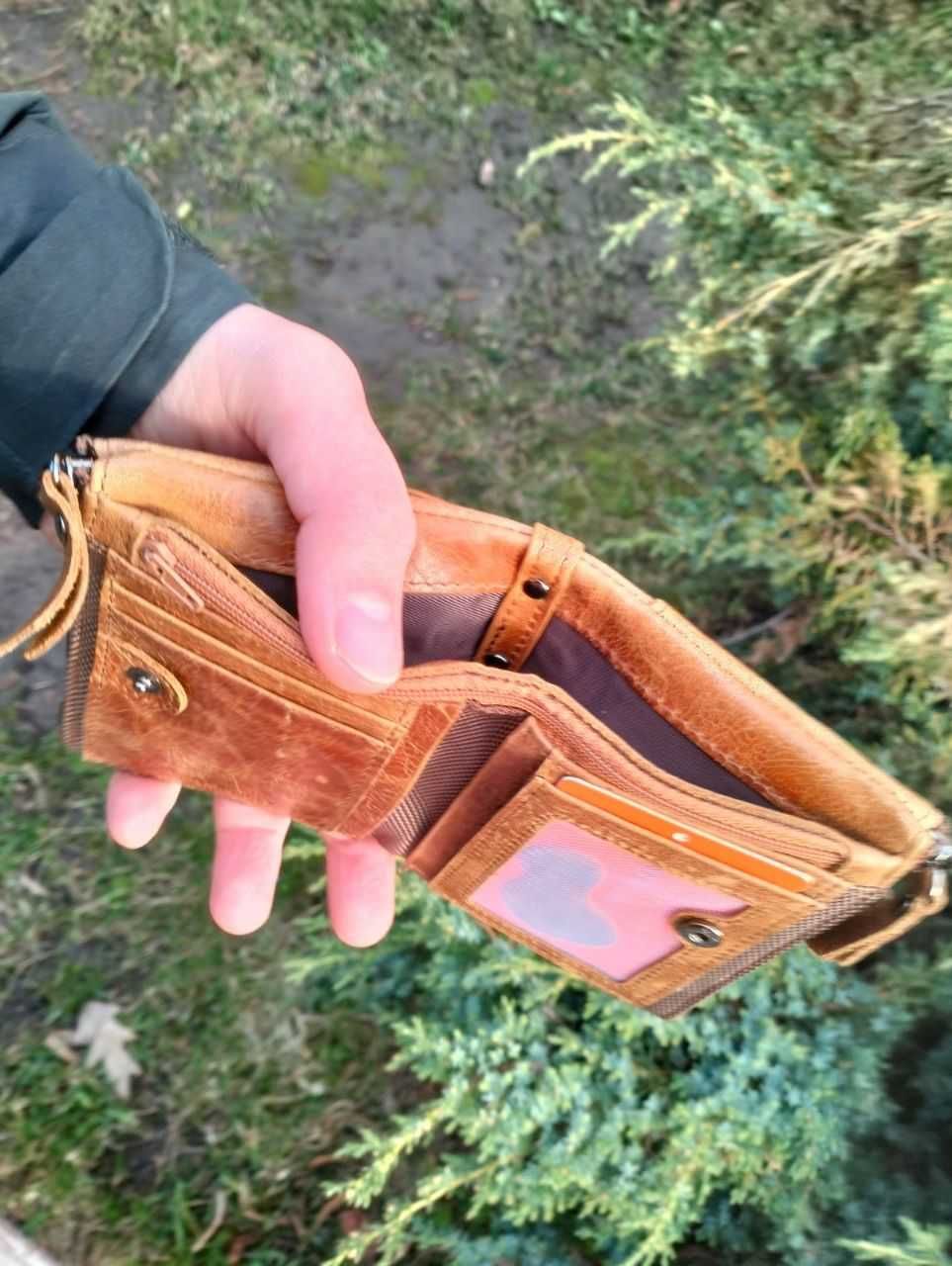 Невеликий вінтажий шкіряний гаманець.