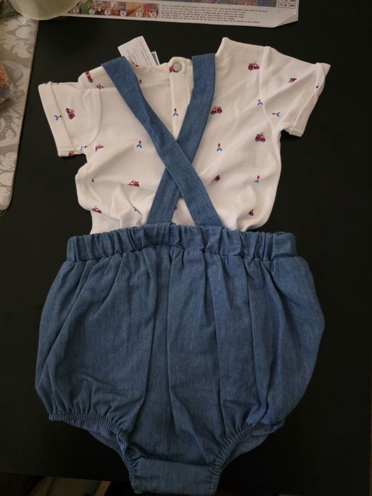 Conjunto jardineira ganga e t-shirt bebé