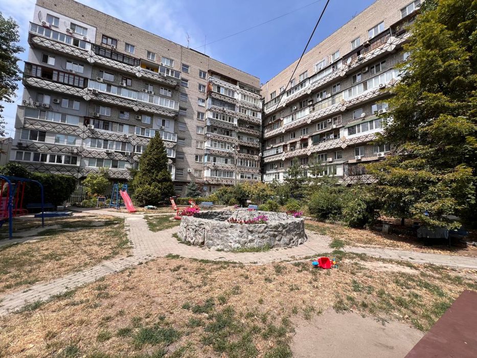 Продам 3 комнатную  низ Проспекта Александра Поля( Пр.Кирова)