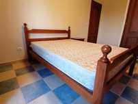 Cama de casal em madeira