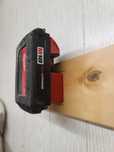 Milwaukee M18 - wieszak na akumulator