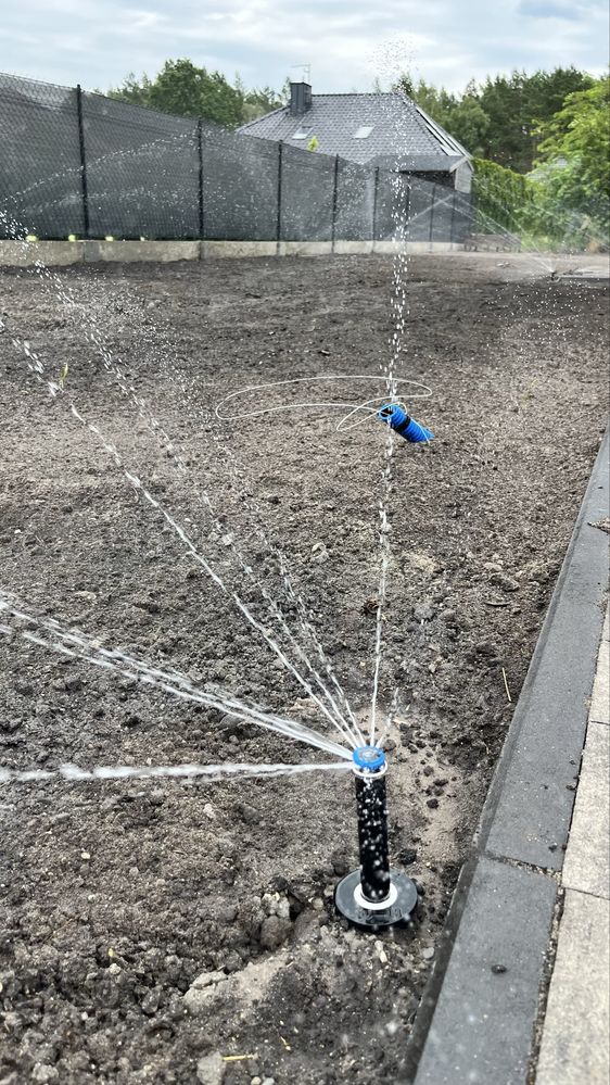 Automatyczne nawadnianie podlewanie ogrodu, trawnik, zraszacze