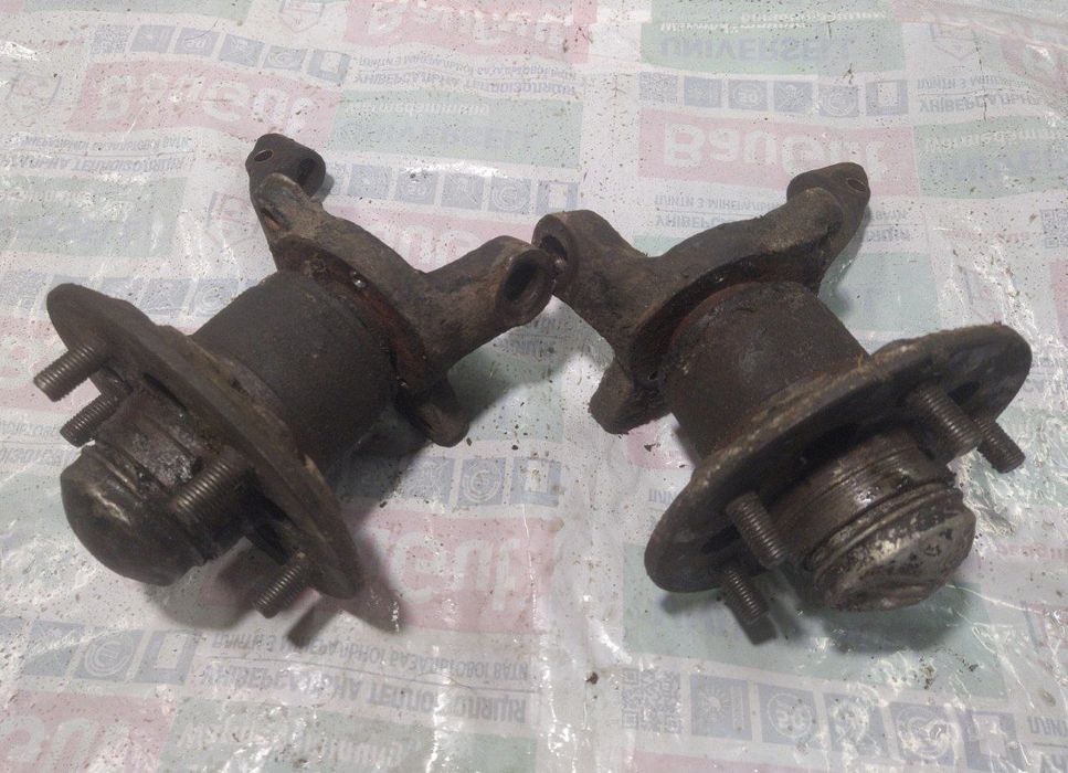 Пара поворотних кулаків (ступиць) ІЖ, "Москвич"