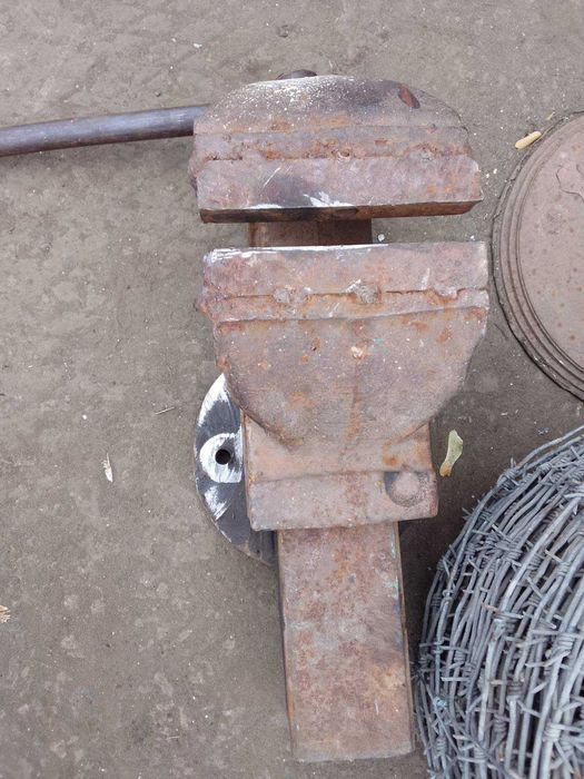 Продам Тиски большие и маленькие